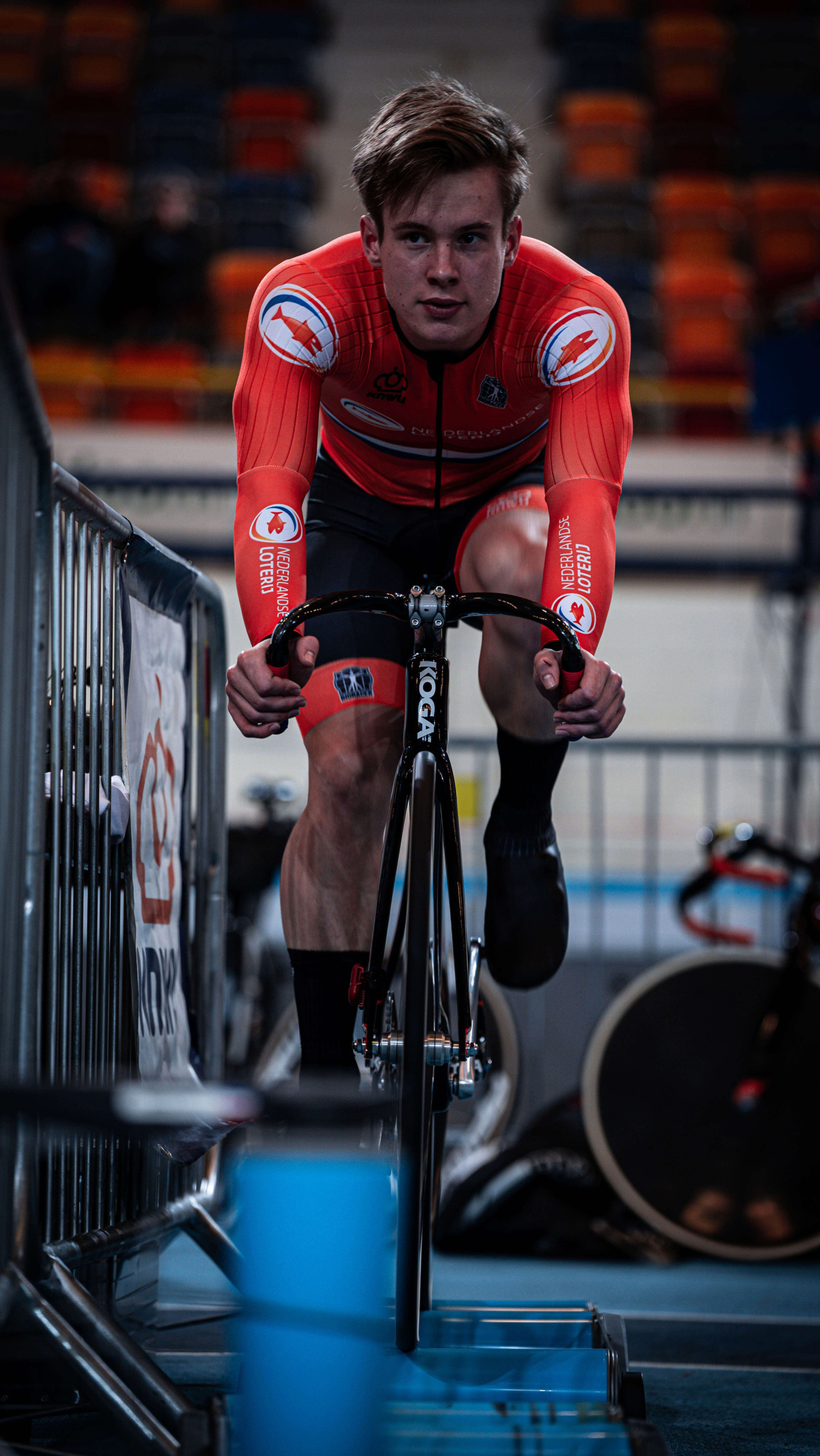 E20 B3807 4 B60 4 FA0 BFFB DFB2 B46 EF4 A2 1